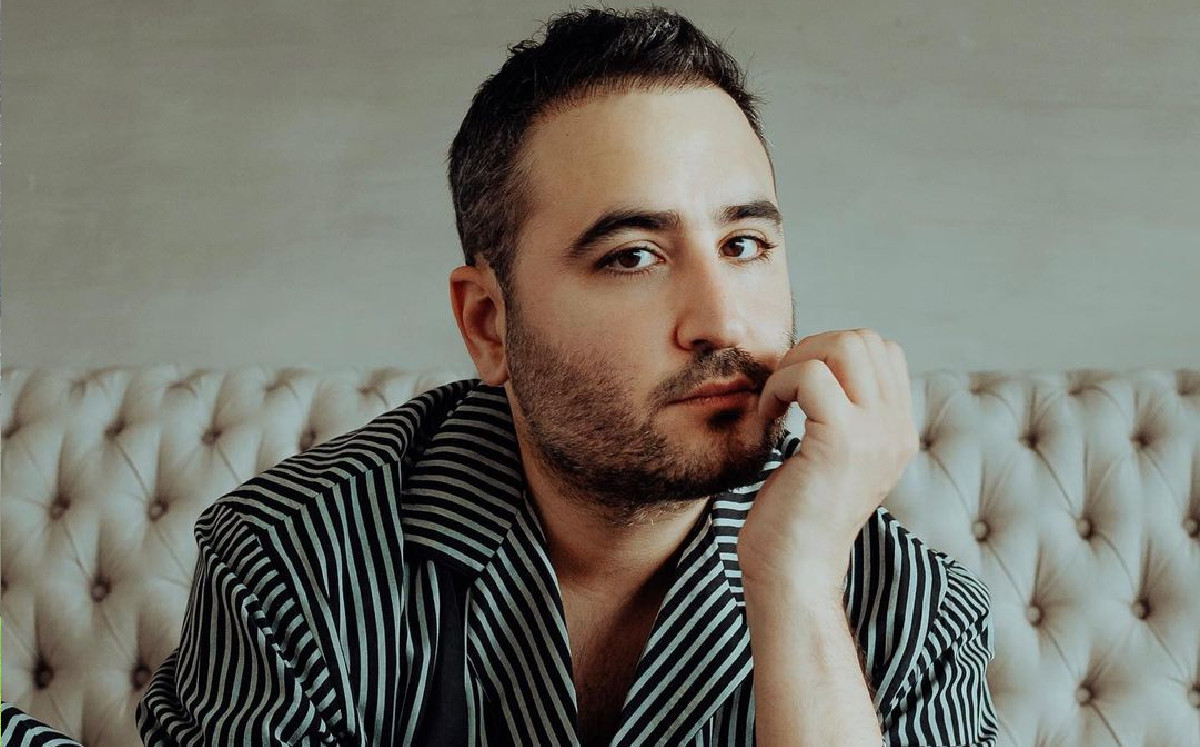 elurbanonews's tweet photo. #Espectáculos | Jesús Navarro, vocalista de Reik se declara abiertamente parte de la comunidad LGBTQ+. El cantante revela que la canción "Yo Quisiera" está dedicada a un amigo de su juventud, mientras que "Ya Me Enteré" habla sobre una experiencia con un ex que le fue infiel. https://t.co/fV02xXodwU