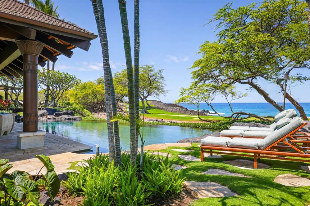 Just Listed by Steve Hurwitz R(B) is Kilohana at 49 Black Sand Beach in Mauna Lani on Hawaiʻi Island for $32m. hawaiilife.com/stevehurwitz/l… Kilohana sits on a 1.4-acre front-row site at the end of a private drive within the 49 Black Sand Beach neighborhood at Mauna Lani. #hawaiilife