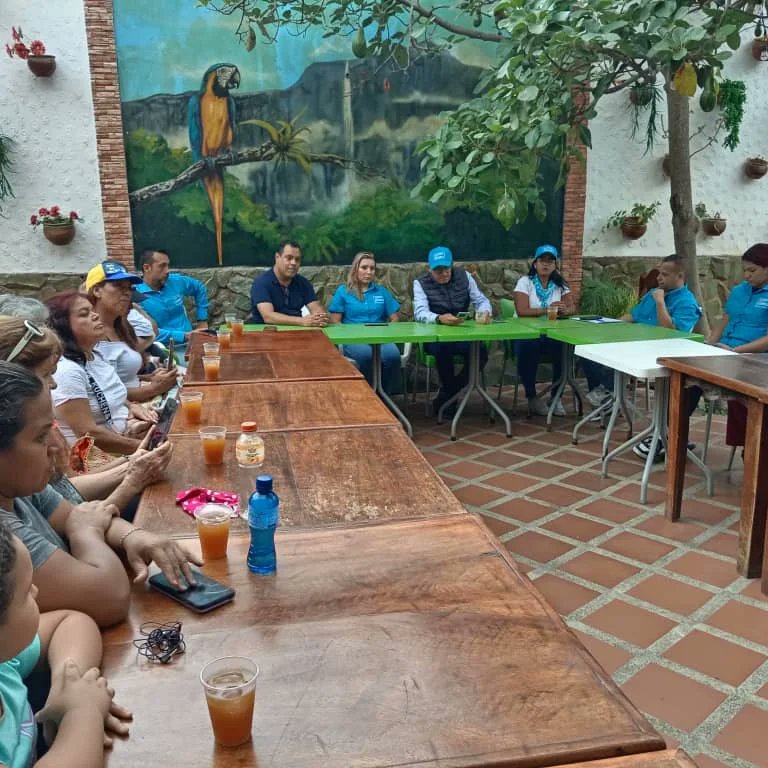 forycontigo's tweet photo. En la juramentación de la secretaria general del municipio sucre. 
@forycontigo
@viviantorrez
@alianzaparaelcambio
#venceremos

Compartiendo con el municipio sucre. https://t.co/5VJXe9gqhJ