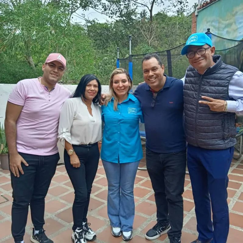 forycontigo's tweet photo. En la juramentación de la secretaria general del municipio sucre. 
@forycontigo
@viviantorrez
@alianzaparaelcambio
#venceremos

Compartiendo con el municipio sucre. https://t.co/5VJXe9gqhJ