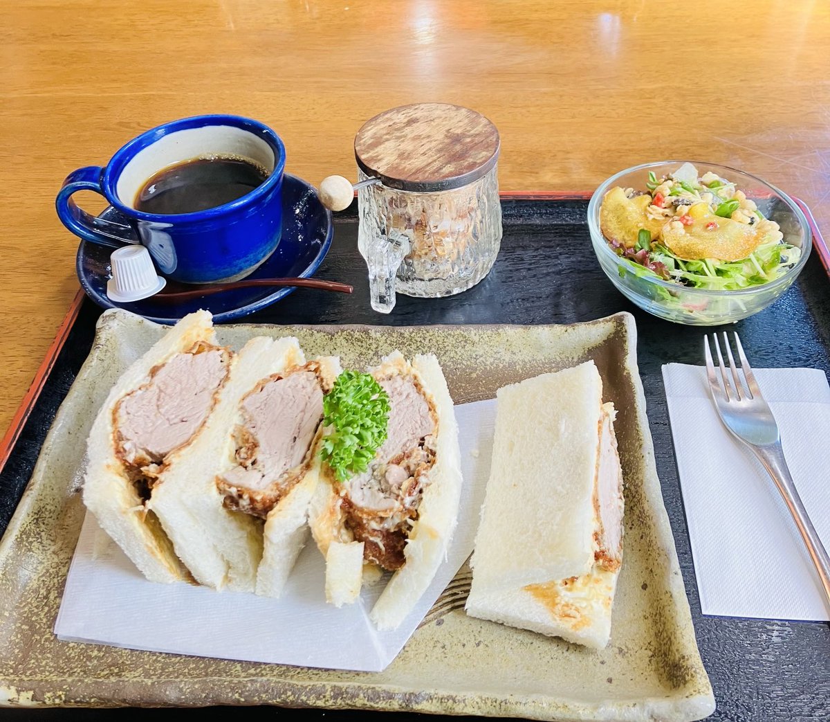 おはようございます😃益子焼で有名な益子町にあるカツサンドが人気のお店🐷分厚いカツですが、見事に柔らかい❗️ペロっと食べちゃいました😋今日も元気にいきましょう♪
#カツサンド