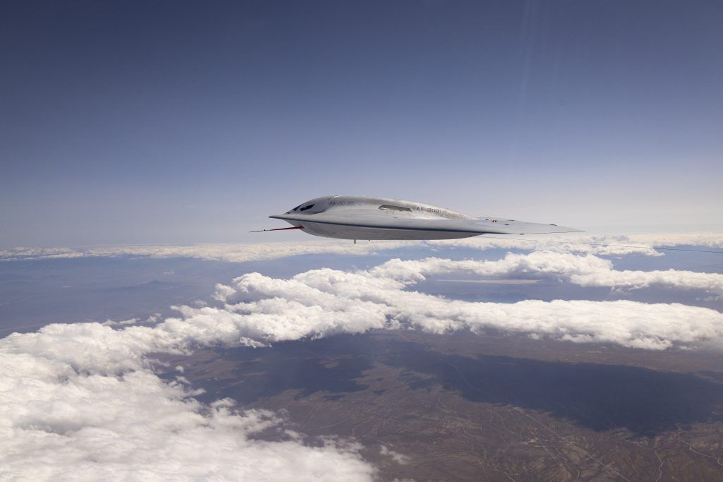 ASForcesMag's tweet image. 𝗕𝗥𝗘𝗔𝗞𝗜𝗡𝗚: Air Force Releases First Official Photos of B-21 in Flight
According to the Defense Visual Information Distribution Service, the photo of the B-21 taking off is from January, while the photos of it in flight and in a hangar are from early April.