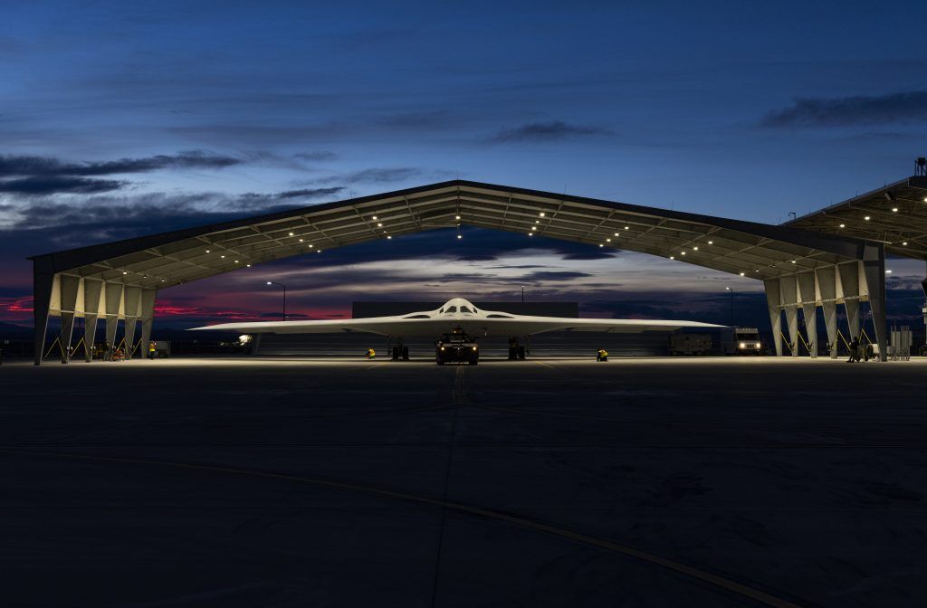 ASForcesMag's tweet image. 𝗕𝗥𝗘𝗔𝗞𝗜𝗡𝗚: Air Force Releases First Official Photos of B-21 in Flight
According to the Defense Visual Information Distribution Service, the photo of the B-21 taking off is from January, while the photos of it in flight and in a hangar are from early April.