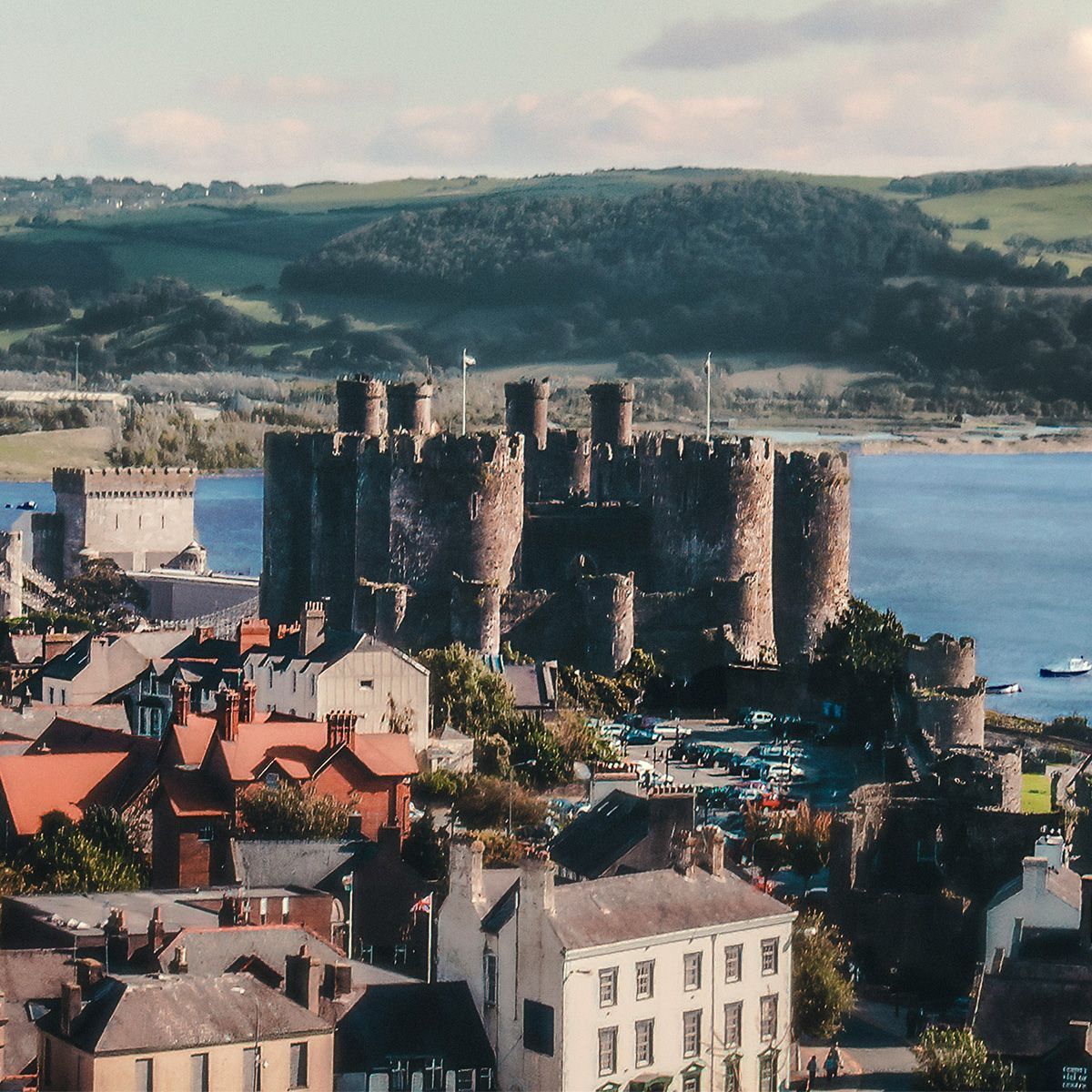 The town of Conwy is overlooked by Conwy Castle and surrounded by ancient castle walls. 📍Conwy Castle 📷 Mitch Hodge #WalesCoastPath #LlwybrArfordirCymru #CroesoCymru #VisitWales #LoveWales #CaruCymru #Wales #Cymru #Castle #CastlesofWales #CoastalWalk #CoastalWalks