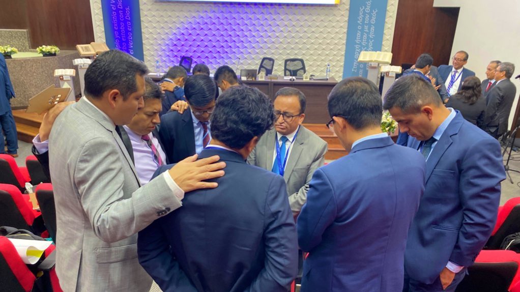 Momentos de oración🙏 en la #JuntaPlenariaUPN. Líderes se unen para orar por el discipulado en sus familias 🧑‍🧑‍🧒‍🧒, que cada miembro de su hogar 🏠 viva un reavivamiento por la palabra de Dios 📖 y reciban el Espíritu Santo 🕊️para cumplir la misión.🌎