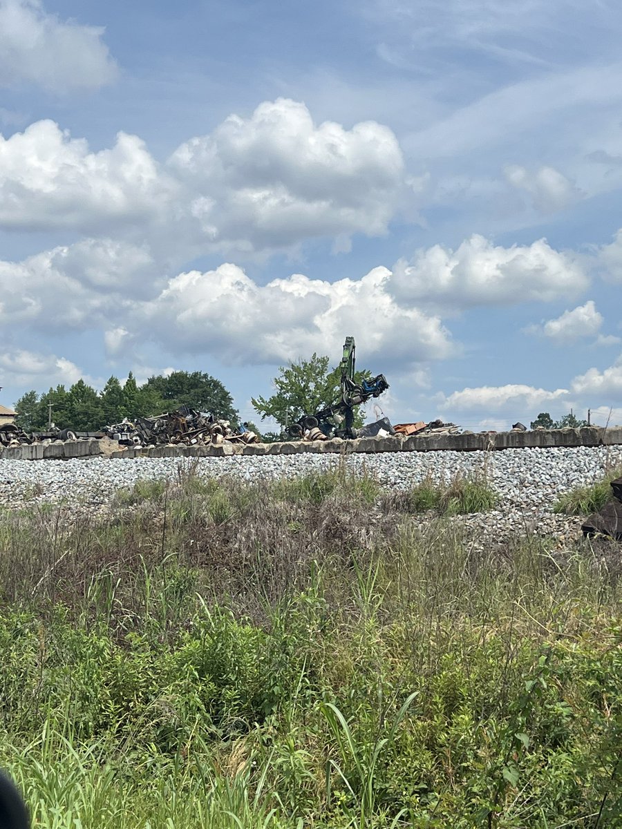 149Zone7's tweet photo. That claw moving that big rig chassis for destruction! My days are always different!! #CSILife https://t.co/cchjl3NvOw