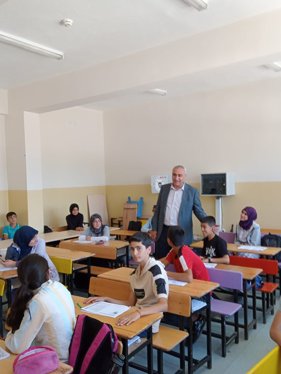 hani_mem's tweet photo. İlçe Milli Eğitim Müdürümüz Zeki Kaya, Şehit Reşit Yıldız İHO'yu ziyaret ederek öğrenci ve öğretmenlerimizle bir araya gelip Bursluluk Sınavındaki başarılarından dolayı kutladı. #LGS öncesi öğrencilerimize başarı diledi. 
 #OkulZiyaretleri @tcmeb @Yusuf__Tekin  @Murat4Kucukali https://t.co/eB43jjIS8F