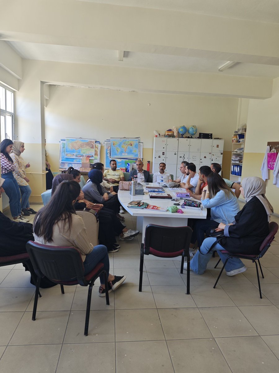 İlçe Milli Eğitim Müdürümüz Zeki Kaya, Şehit Reşit Yıldız İHO'yu ziyaret ederek öğrenci ve öğretmenlerimizle bir araya gelip Bursluluk Sınavındaki başarılarından dolayı kutladı. #LGS öncesi öğrencilerimize başarı diledi. 
 #OkulZiyaretleri <a href="/tcmeb/">Millî Eğitim Bakanlığı</a> <a href="/Yusuf__Tekin/">Yusuf Tekin</a>  <a href="/Murat4Kucukali/">Murat Küçükali</a>