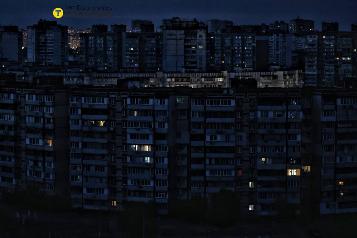 Troyeshchyna, una delle zone più densamente popolate di Kiev, è stata immersa nell'oscurità.