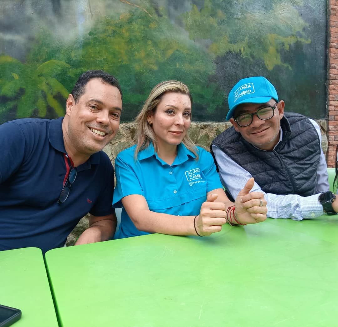 forycontigo's tweet photo. En la juramentación de la secretaria general del municipio sucre. 
@forycontigo
@viviantorrez

Compartiendo con el municipio sucre.

Venceremos. https://t.co/WzzgeiZs1g
