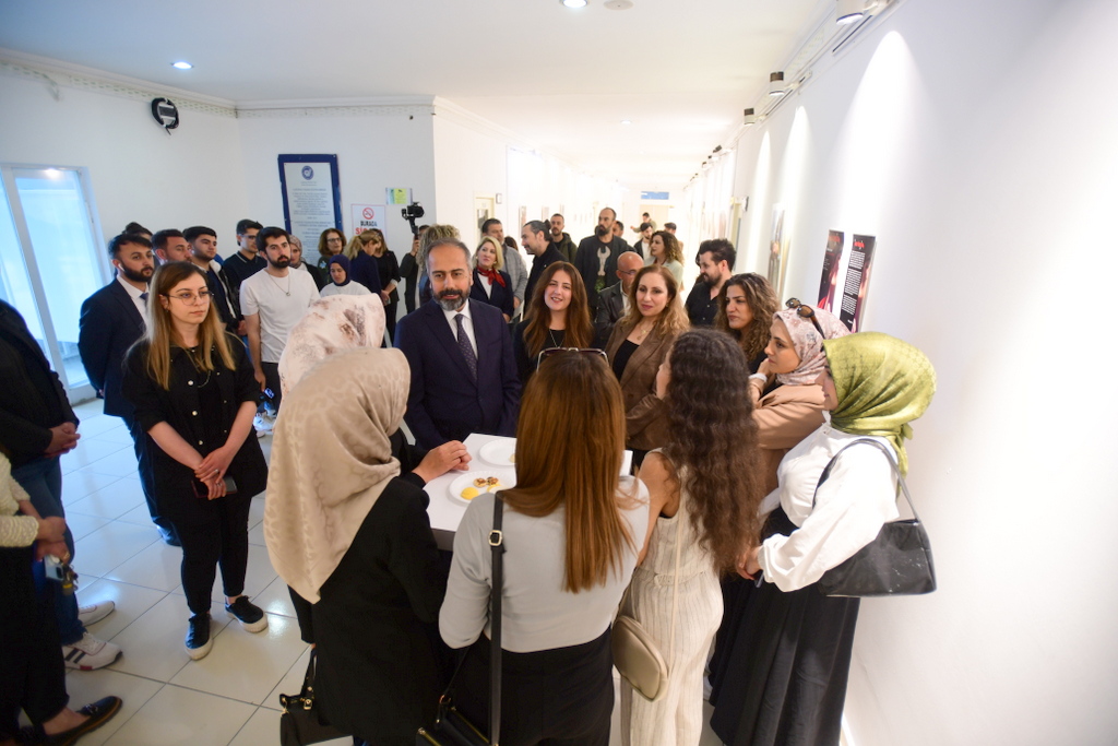 HaberVANYYU's tweet photo. Üniversitemiz Güzel Sanatlar Fakültesi öğrencisi Melisa Şener'in açtığı ilk kişisel fotoğraf sergisine Rektörümüz Prof. Dr. Hamdullah Şevli ile çok sayıda akademisyen katıldı. Rektör Şevli, Bilimsel Araştırmalar Projeleri Koordinatörlüğü (BAP) tarafından da desteklenen ‘Kardeşim’ adlı fotoğraf sergisi için öğrencimizi tebrik etti.

Haberin detayı linkte 👉 https://t.co/qLx8iDU343

@hsevli  #VanYYÜ​ #VanYüzüncüYılÜniversitesi