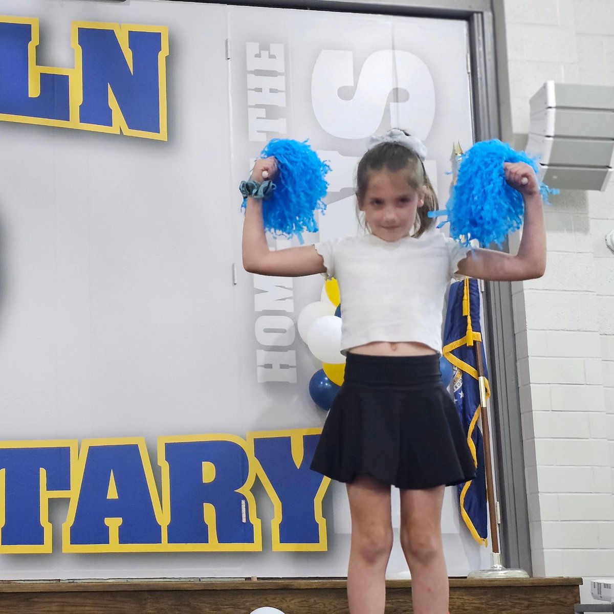 🌟✨ Incredible talent on display at Lincoln Elementary's Open Mic Day! From singing to magic, our students amazed us all. Huge thanks to our talented performers and supportive parents! 🎤🎶🔮 #OpenMic #TalentShow #LincolnElementary 🏫👏