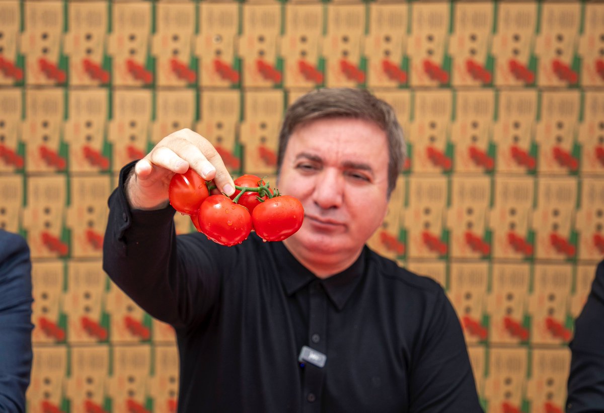 memrecanpolat's tweet photo. Ülkemiz, yenilenebilir enerji kaynakları arasında yer alan jeotermal enerji bakımından, dünyada yedinci, Avrupa’da ise birinci sırada yer almaktadır.

İlimizde Jeotermal enerjinin sera ısıtmasında kullanılmaya başlanmasıyla birlikte yaklaşık 40.000 m2 alanda ürün yetiştirilmektedir. 

Bugün, ürünlerin ilk hasatını Valimiz Sayın Hamza Aydoğdu, meslektaşlarım ve kurum müdürlerimizle birlikte gerçekleştirdik.

Yerli piyasada yer almanın yanı sıra Avrupa’ya da ihraç edilecek ürünlerimiz sadece lezzetiyle değil, sağladığı istihdamla da ilimiz ekonomisine önemli bir katkı sunacak.

@drhamzaydogdu 
#2024erzincanyılı 
#jeotermal 
#tarım