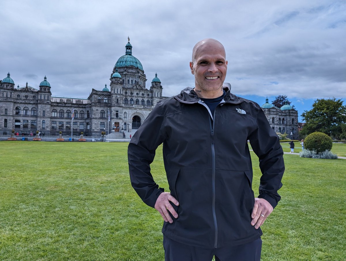 guyfelicella's tweet image. The bald eagle 🦅 has landed for tonights sold out private screening of the documentary TOXIC!

 Looking forward to meeting the amazing community of Victoria. Come by and say hello! #Toxicfilm #toxicdrugcrisis #allthetools #bcpoli #harmreduction #recovery