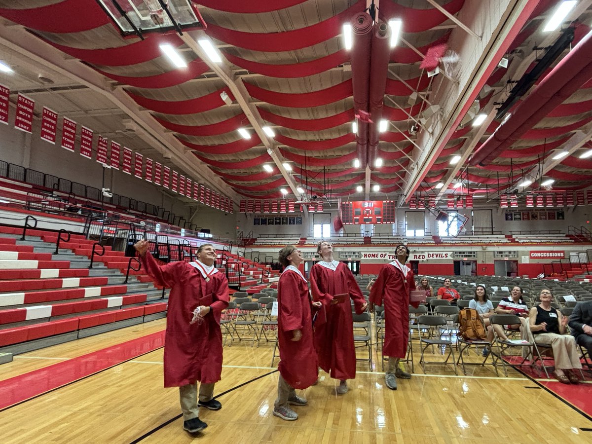 This afternoon, @ThisIsHCHS  held a special graduation ceremony for its four student-athletes who qualified for the @IHSA_IL boys state track meet and will miss tomorrow's ceremony.

Congratulations to: Aden Bandukwala, Evan Kurimay, Max Lowe and Mark Ortiz!
