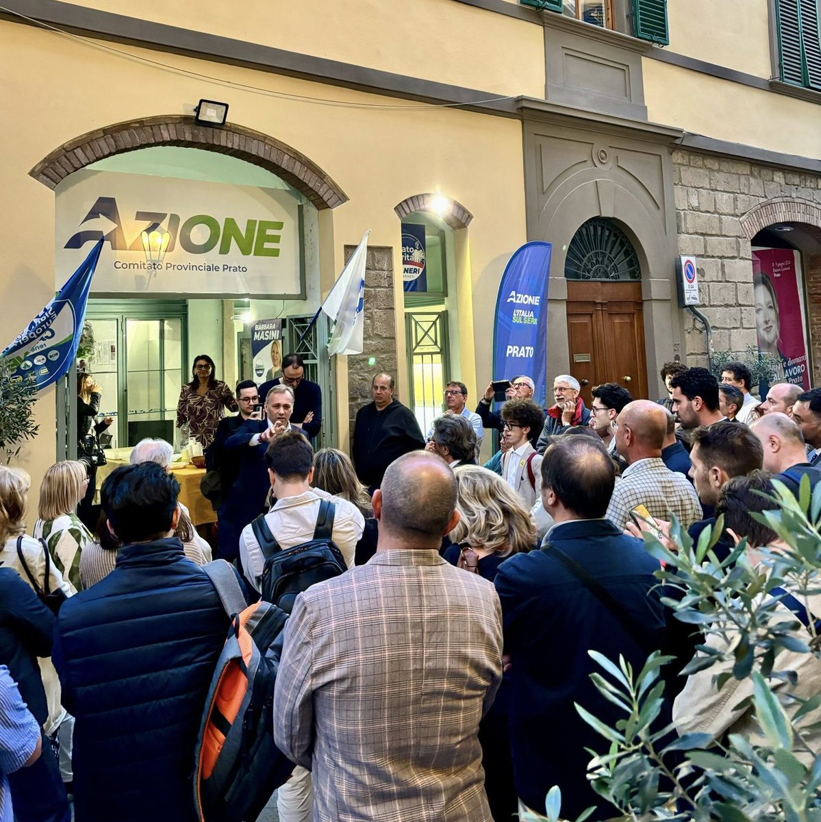 MatteoRichetti's tweet photo. Non c'è scusa che tenga o fatica troppo grande: Empoli e Prato oggi hanno detto a gran voce che c'è voglia di cambiamento, voglia di competenza, voglia di @Azione_it.

Con @BarbaraMasini_ abbiamo vissuto una giornata straordinaria, circondati da tante persone che hanno voluto parlare e confrontarsi sui problemi e le insicurezze che vivono.

Uniti possiamo raggiungere il nostro grande obiettivo. L'8 e 9 giugno sarà protagonista, e il merito sarà di tutti voi.

#SiamoEuropei
