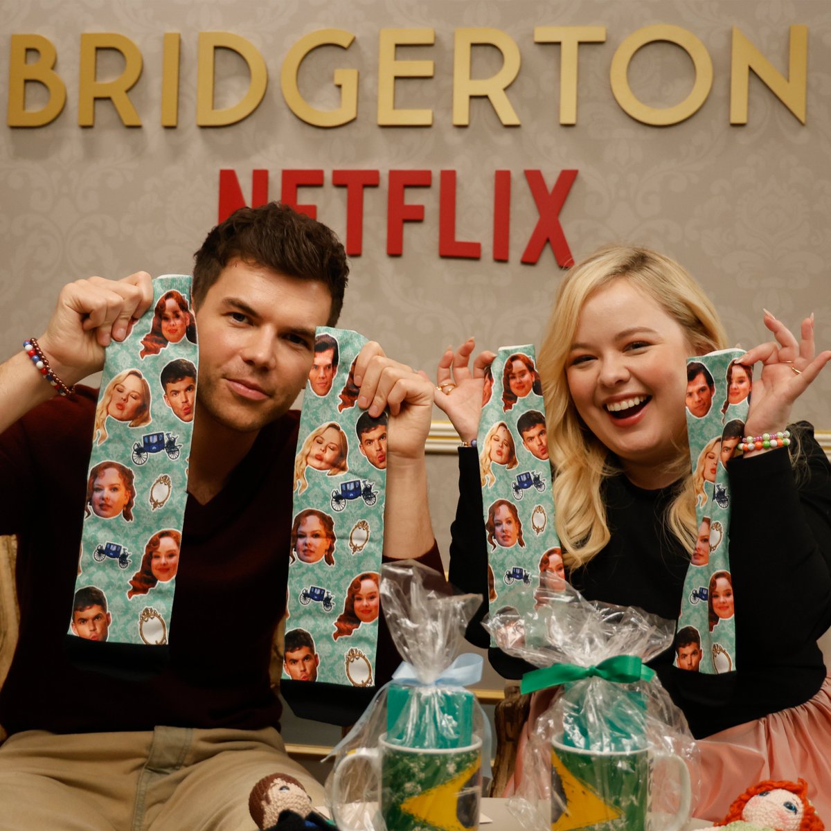 NetflixBrasil's tweet photo. Fotos da Nicola e do Luke com os presentes das Polin stans brasileiras pra deixar o coração de vocês mais quentinho ainda. 🥺🪞🐝  

📷 Marcos Serra Lima/Netflix https://t.co/KOEmu1grwq