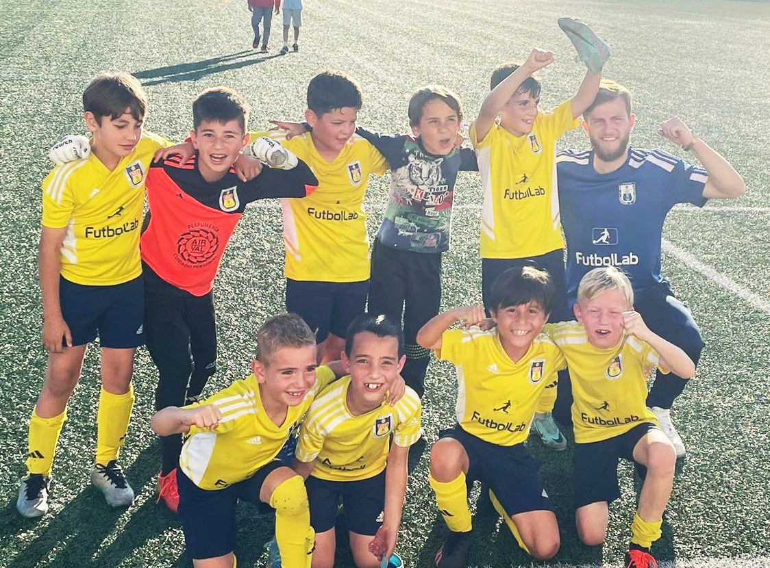 📷 El PRE BENJAMÍ A (S8) mostrava així la seva alegria després del fantàstic triomf sumat aquesta tarda contra la Peña Recreativa Sant Feliu a Pitort!

 👏👏 Enhorabona, nois!

#SomHiGrocs #PBAS8 #PlanterUEC