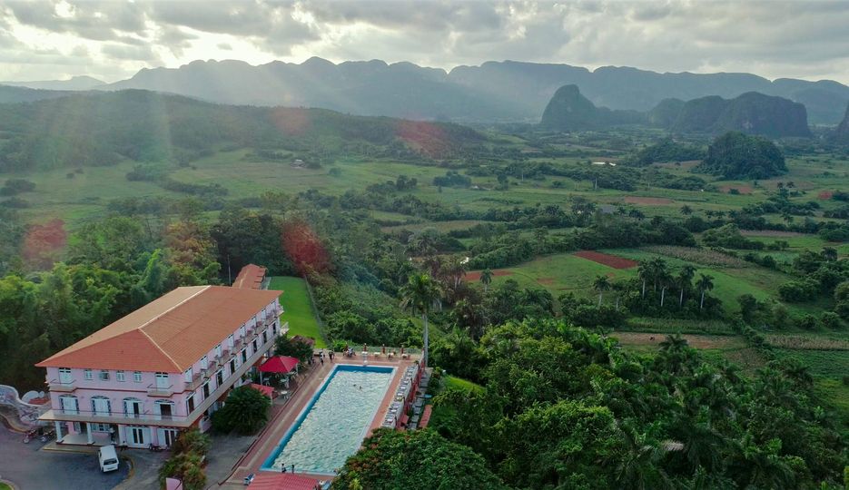 El 20 de mayo de1960, el Hotel Horizontes Los Jazmines, en el famoso Valle de Viñales, se convertía en el primer hotel inagurado por la Revolución.
#CubaUnica
#CubaTravel