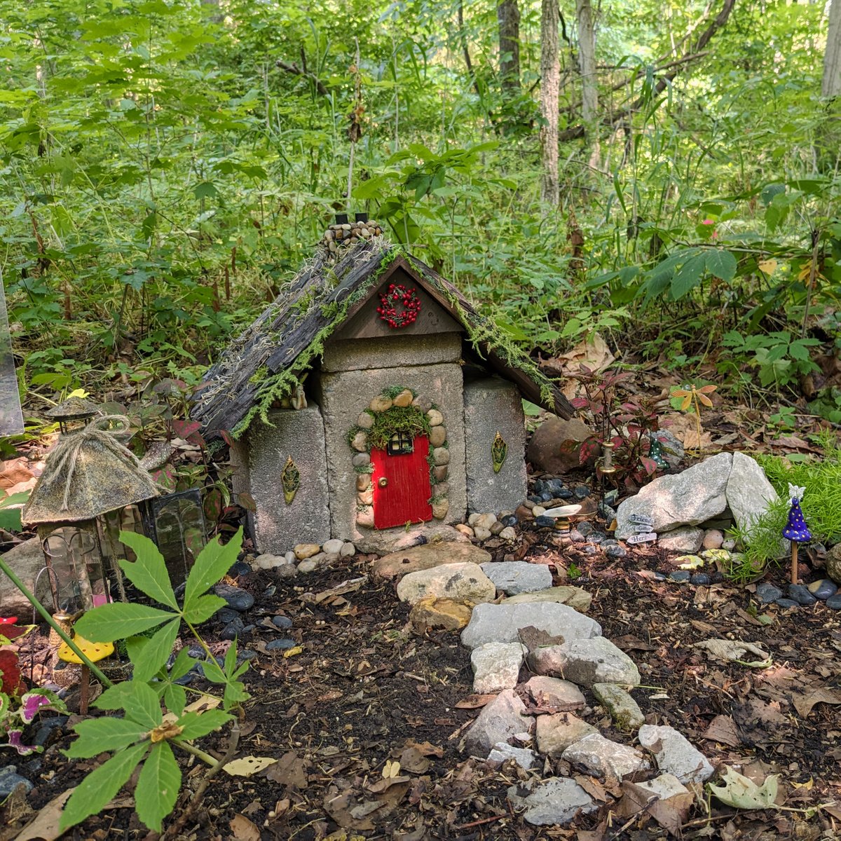 Build a miniature house to delight a special faerie that might live in your yard at our Children's Faerie House Friends program on Sat June 1! Preregistration required; details at aullwood.audubon.org/FaerieHouseFri…  [Faerie Houses of Aullwood 6/2023 Photo: Aullwood Audubon / K. Fasimpaur]