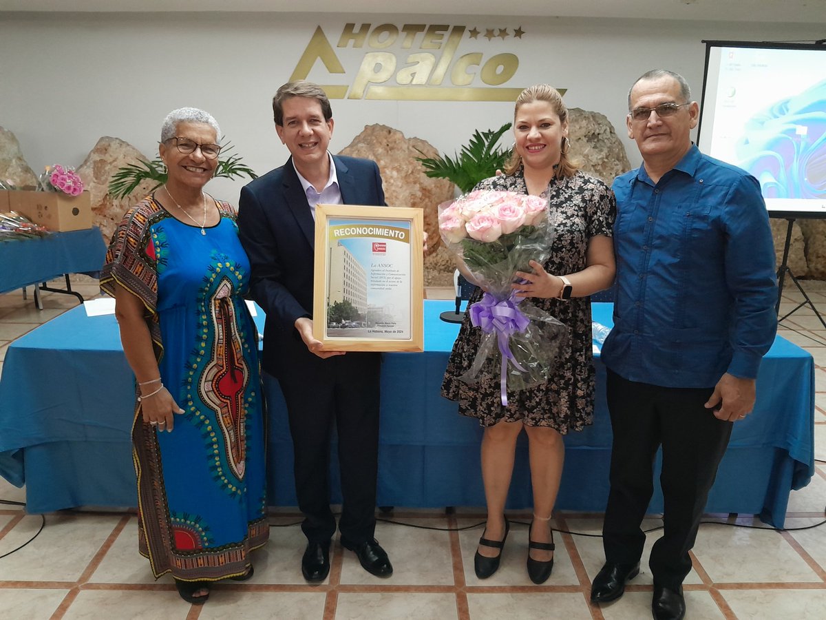 La ANSOC entregó reconocimiento al @IcsCuba por el trabajo de inclusión desarrollado en función de la comunidad sorda de #Cuba. El lenguaje de señas cubano se afianza en nuestra programación televisiva.