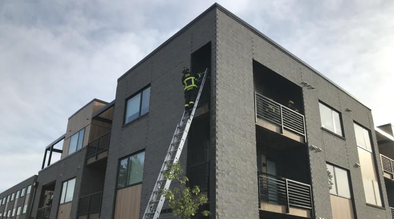 QRFP_NJ's tweet image. Fire started by a cigarette that was discarded into cardboard boxes on balcony of apartment extinguished with only “minor fire damage” by #fastestwater! #sprinklersaves buff.ly/3wItvQr