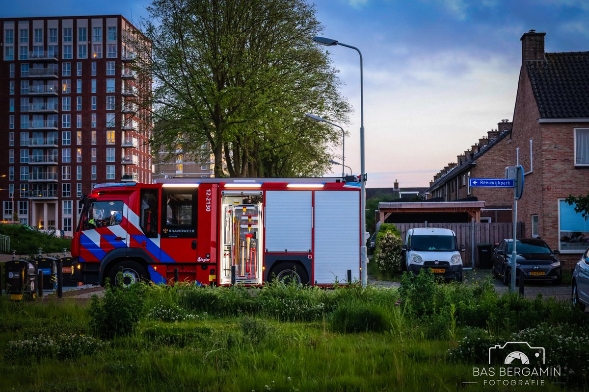 Woensdagavond rond kwart voor tien is op het #Reeuwijkpark in #Heemskerk een brandweerwagen aangekomen. De #brandweerlieden waren opgeroepen omdat een meisje vast zat in de schommel op het speelveldje aldaar.

Het meisje was te groot voor de schommel. Daardoor kwam ze vast te