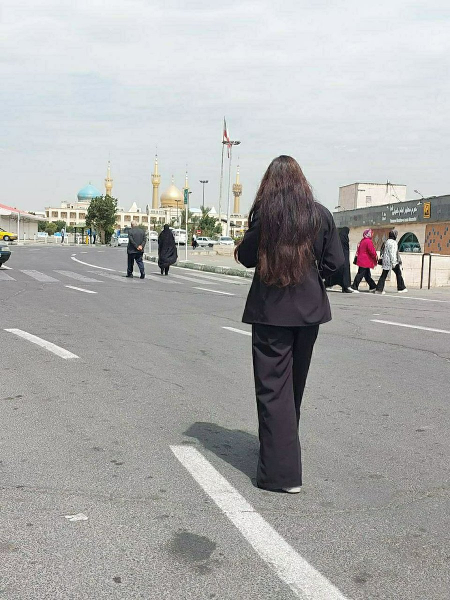 فقط خواستم یاداوری کنم رئیسی که‌ میخواست بساط کشف حجاب رو جمع کنه، بساط خودش جمع شد :) و #زن ایرانی محکم و شجاع راهش رو ادامه میده ✌🏾❤️ #ژن_ژیان_ئازادی #زن_زندگى_آزادى