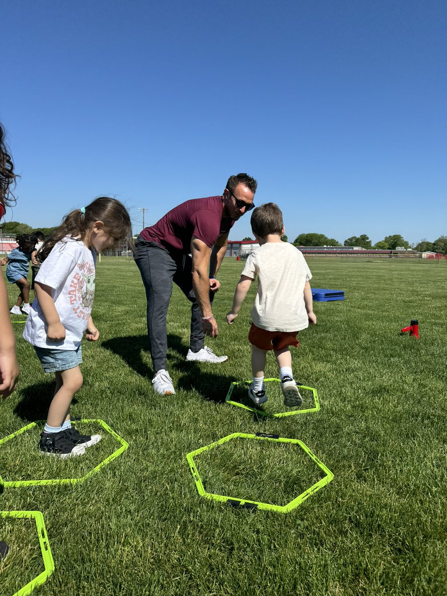 DaweClassroom's tweet photo. We had a BLAST at our Carbone Fitness Clinic. We loved trying new ways to move our bodies! 💪🏻🏃🏻‍♀️ #PreKTeam #OTESpride @prekteachernj @tiffanysorto0 https://t.co/56B2SI8rvn