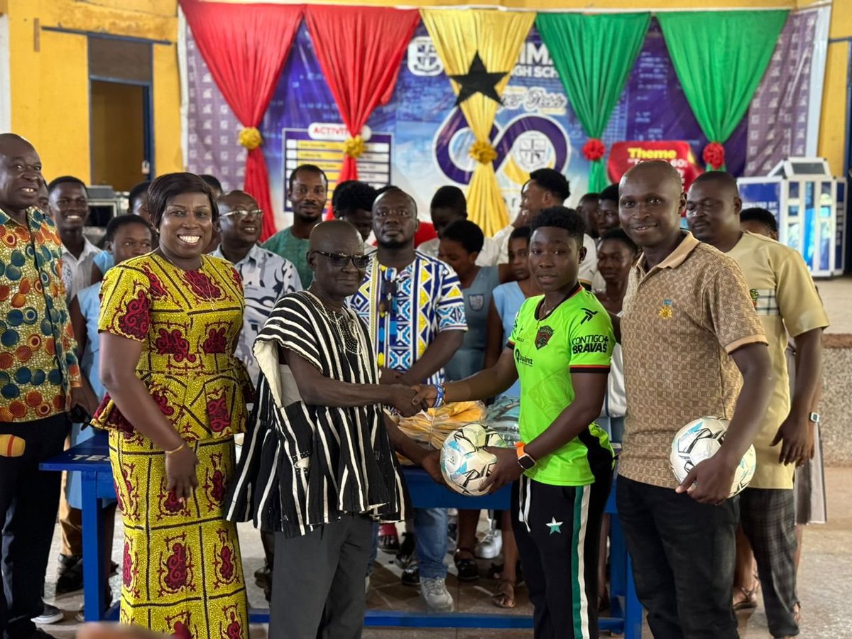 monikstv's tweet photo. Ghana Black Queens &amp; FC Juárez Femenil midfielder, @GraceAsantewaaa donates to her former Senior High School, Techiman Senior High(Supper TESS). https://t.co/IkJZL6pxjp