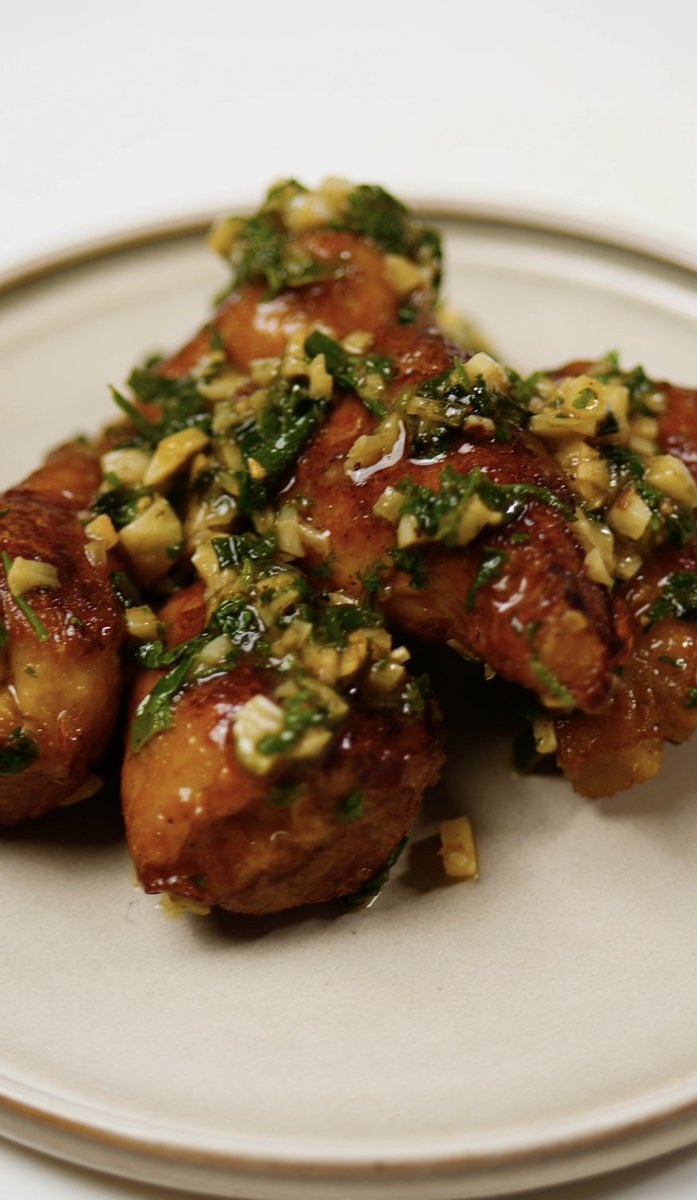 Garlic Ginger Scallion Drumsticks anyone?! 🧄🫚🍗🍃
Click here for recipe video - 
instagram.com/p/C7SFU__P98u/