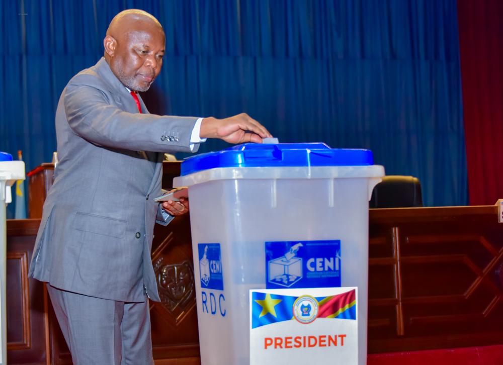 MichelMoto1's tweet photo. 🔴#FLASH !!! L'honorable @VitalKamerhe1 vient d'être élu Président de l’Assemblée Nationale avec 371 voix sur 407 voix exprimées ! Je dis mon admiration et mon respect pour ce grand homme, un modèle de courage, de résilience et d'organisation pour nous tous ! Mwalimu ! 🎉🇨🇩 https://t.co/y5YemDbRIG