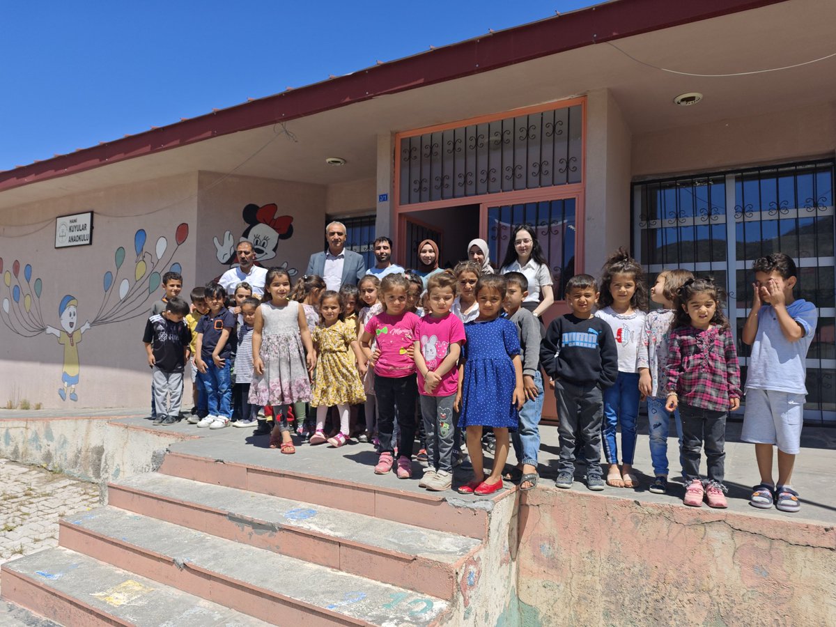 İlçe Milli Eğitim Müdürümüz Zeki Kaya, Kuyular Anaokulunu ziyaret edip öğrenci ve öğretmenlerimizle bir araya gelerek okul öncesi eğitimin önemini vurguladı. #OkulZiyaretleri <a href="/tcmeb/">Millî Eğitim Bakanlığı</a> <a href="/Yusuf__Tekin/">Yusuf Tekin</a> <a href="/dbakirvalilik/">T.C. Diyarbakır Valiliği</a> <a href="/Murat4Kucukali/">Murat Küçükali</a> <a href="/ZekiKaya021/">Zeki Kaya🇹🇷🇵🇸</a>