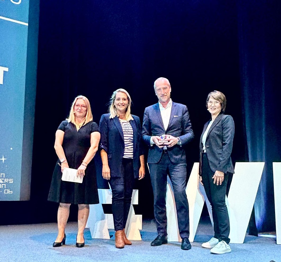 AlexndraBorchio's tweet image. Émue de remettre le prix de la meilleure startuppeuse de la Côte d’Azur à Alexandra Brehier Fondatrice @TBartering ainsi que le prix coup de cœur à @DavidSimplot pour son soutien à la promotion des femmes dans la Tech !
Ensemble,facilitons l’accessibilité de la science aux femmes