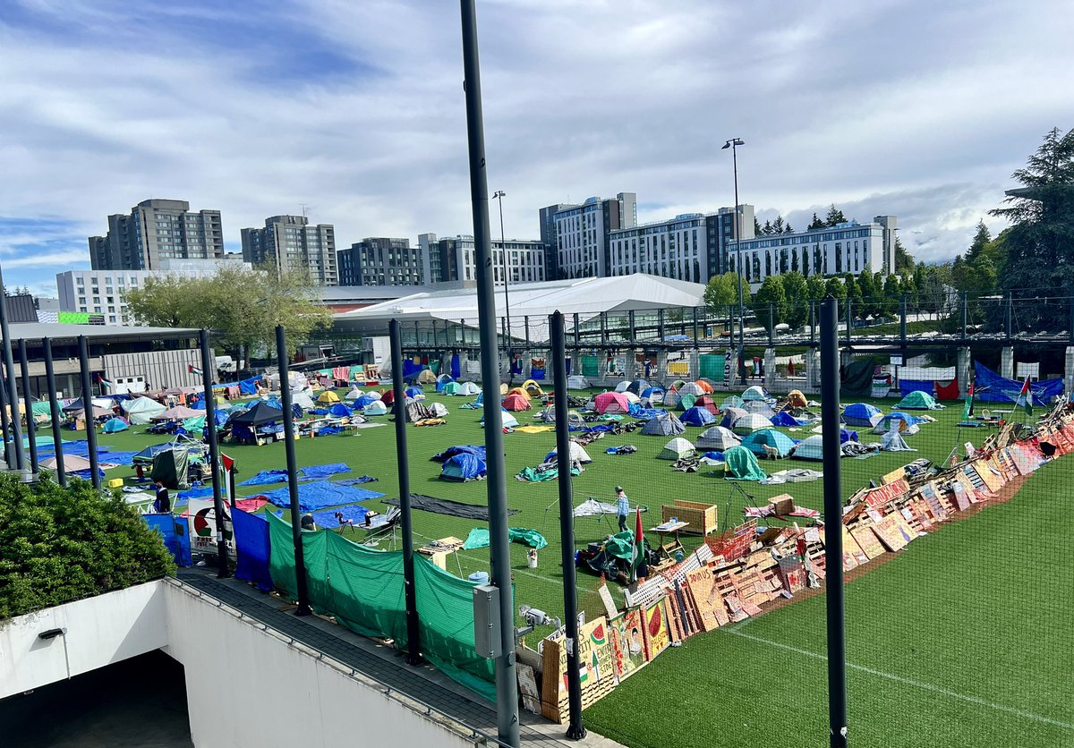 IMPORTANT THREAD Took a morning stroll around the siege at @UBC to see how they survived after the rain/wind from last night… here are some take aways with pictures 🧵