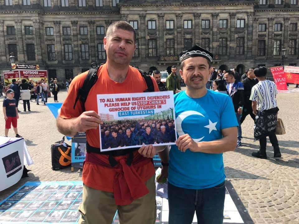 Unforgettable foto's in #Amsterdam. Alexander who a Moldavian. He met me twice 2019 , 2020 during his trip. I explained to him what is happening in #EastTurkestan. He shared his compassion and wrote on white sheet:'close concentration camps, independence for East Turkestan'.