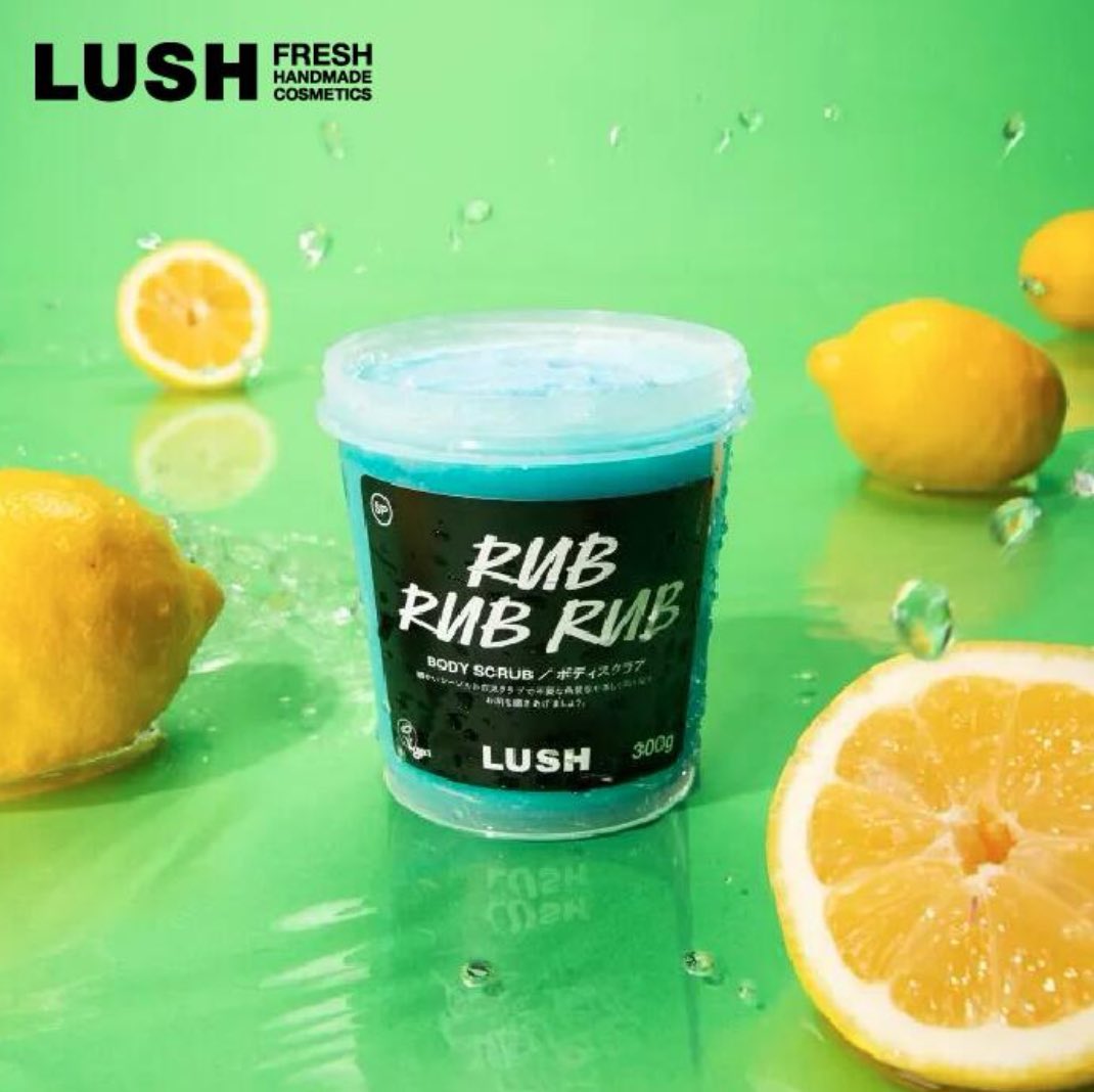 nana_challenge's tweet photo. LUSH『レモンのスクラブ』が凄すぎる。スタッフさんが「ビタミンたっぷりです！」って激推しするから使ってみたら、ありえないくらいプルふわ肌になって艶感アップして、今でも信じられない...。しかも続けてたら透明感が爆上がりしたし、香りもジューシーでお風呂が幸せすぎる。ただひとつ注意してほしいのは