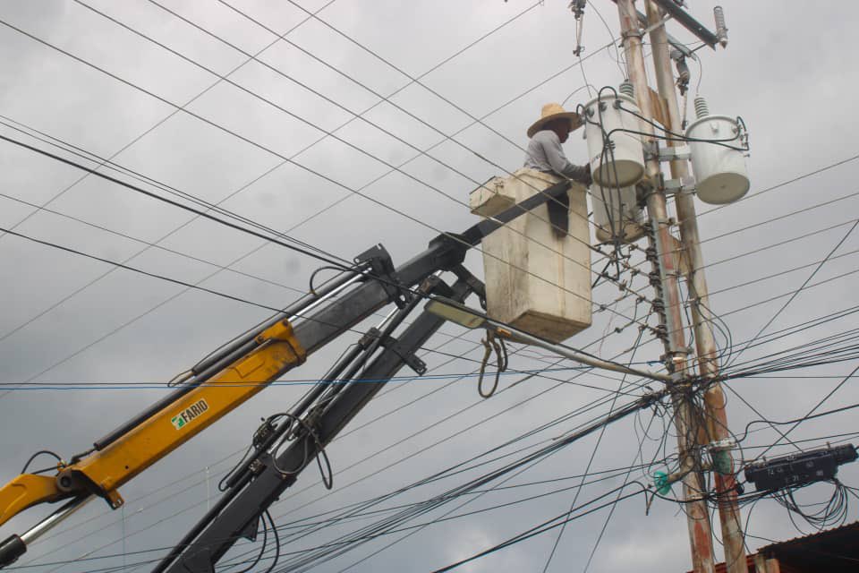 #22May Saludos mi gente de Palmas de Alí Santiago hoy gracias a nuestro presidente <a href="/NicolasMaduro/">Nicolás Maduro</a>, llevamos a cabo la colocación de 3 transformadores de 15KWA en la calle José Félix Ribas. ¡Vamos es pa’ lante venciendo las dificultades! #PuebloMauroPaLasQueSea