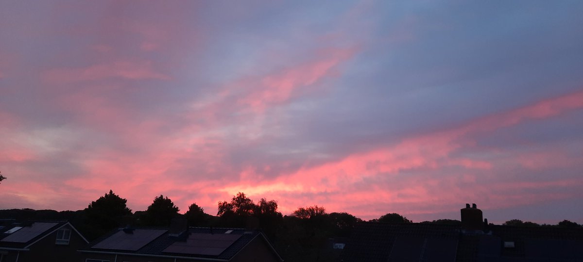 Verrassend, een kleurige afsluiting van een dag met #bewolking en wat #regen #zonsondergang  #mooieluchten