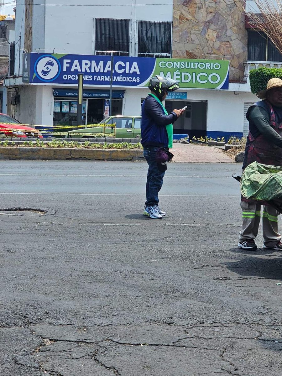 Vecinos, comerciantes este sujeto viene a tomar fotos a fachadas locales y predios y no se identifica. Toma fotos a escondidas, dice ser de #TerritorialBalbuena y posterior te hacen llegar documento y te da un par de horas por una cierta cantidad de $.