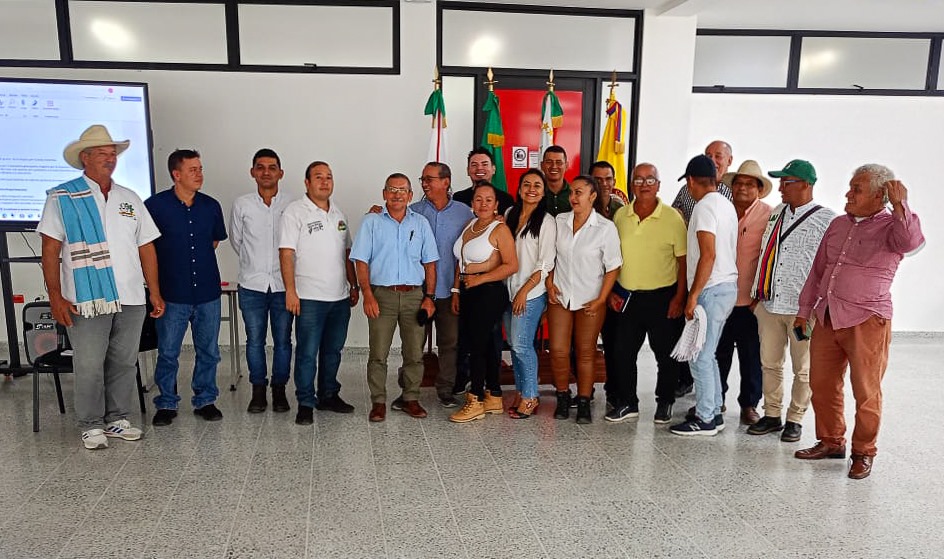#Caquetá | Junto a la <a href="/GobCaqueta/">Gobernación de Caquetá</a> impulsamos una nueva asociación de ganaderos para el departamento. 16 organizaciones apoyaron esta iniciativa que fortalecerá la cadena de valor ganadera. 
Seguimos construyendo #TerritoriosSolidarios
 <a href="/MintrabajoCol/">MinTrabajo</a> <a href="/mao_rodriguez1/">Mauricio Rodríguez Amaya</a>