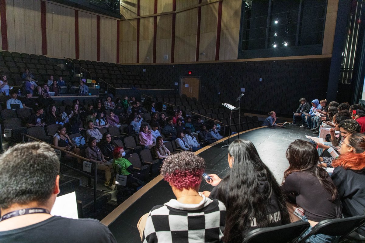 FWPS210's tweet photo. 🎉 Congrats to @federalwayhigh, @TJHSRaiders, and @TBTitans for incredible work with @EpicTheatr Ensemble! Through powerful monologues on activism & social justice they explored diverse perspectives & honed their storytelling skills. We're #FWPSProud of their achievements! 🌟👏 https://t.co/EIoULyekdM