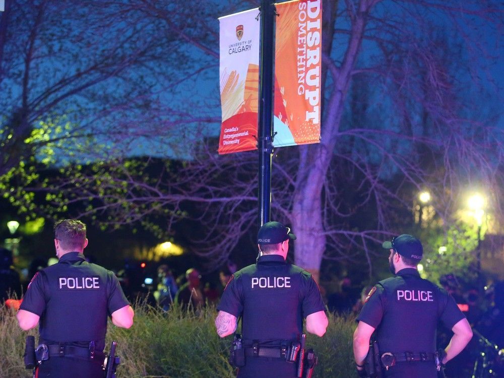 Hundreds of faculty, students, alumni condemn police attack on protesters at U of C #yyc calgaryherald.com/news/local-new…