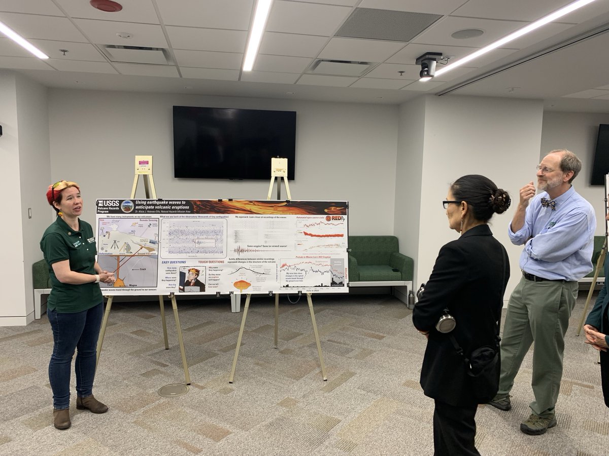 All volcanoes in California were at normal levels of activity last week. usgs.gov/programs/VHP/v… When the 'big boss' visits, volcanologists talk volcanoes! CalVO Seismologist Alicia Hotovec-Ellis recently presented her earthquake research to Secretary of the Interior Deb Haaland.