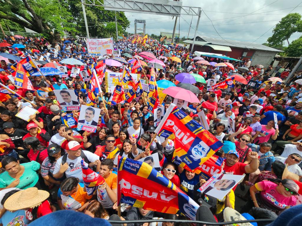 "El pueblo Unido Jamás será Vencido" San Fernando colmó de alegría sus calles con la visita del primer vicepresidente del <a href="/PartidoPSUV/">PSUV</a> <a href="/dcabellor/">Diosdado Cabello R</a>
Y en compañía del gobernador <a href="/eduardopiate2/">eduardo piñate</a> demostrando que el 28 de Julio Gana <a href="/NicolasMaduro/">Nicolás Maduro</a>