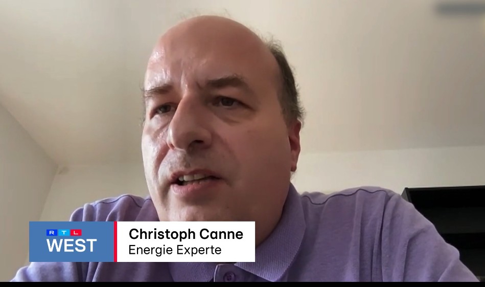 Aus den Abendnachrichten von RTL West

Schock in Duisburg:
Der lokale Fernwärmeanbieter hat die Preise mehr als verdoppelt. Die Kunden sitzen in der Falle, viele von ihnen unterliegen einem Anschlusszwang.

Die Gründe sind schnell gefunden: Die Fernwärme wird zu 98,8% aus