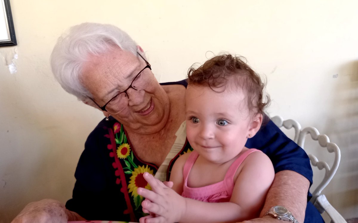 Mi madre cumple hoy 92 años, disfrutando de salud y del amor de sus seres queridos y de muchos amigos que son una gran familia. Aquí esta hoy con quien le da muchas alegrias, su nieta Mariana. Un beso inmenso para ella. #Cuba
