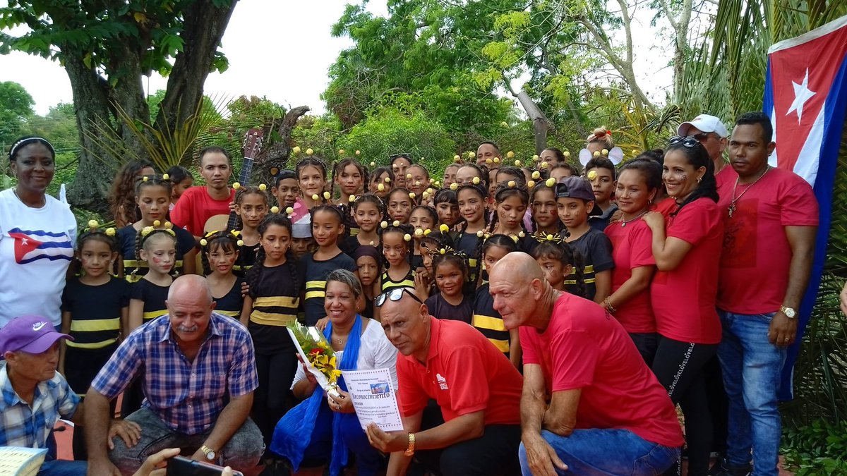 yordan_roberto's tweet photo. #CulturaGranma 
#ElArteNoPara en #ProvinciaGranma Proyecto infantil "Versos de Miel" del municipio de #Pilon en el C/P de Sevilla, brindando #InfinitoAmor https://t.co/3iwkLAy2EA