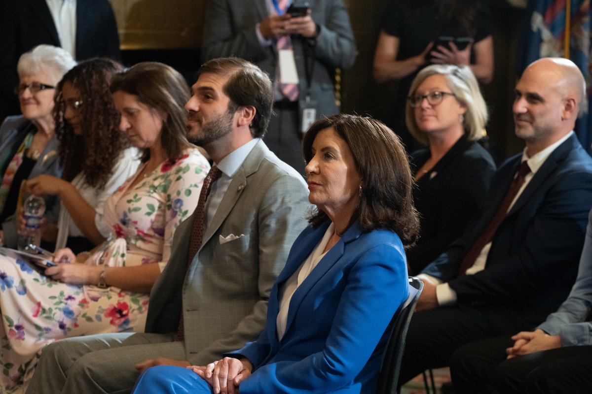 Big Tech is making billions off a youth mental health crisis. It doesn't have to be this way. I stood with @GovKathyHochul, @nily, @MelindaJPerson & a courageous student named Mekka to say that, with my bills, we *can* build a safer, better internet. keepkidssafeonlineny.com