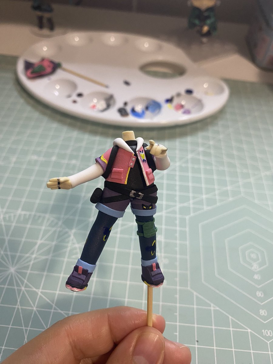 my favorite part of sculpting is making the details !! 

#wip #ArtistOnTwitter